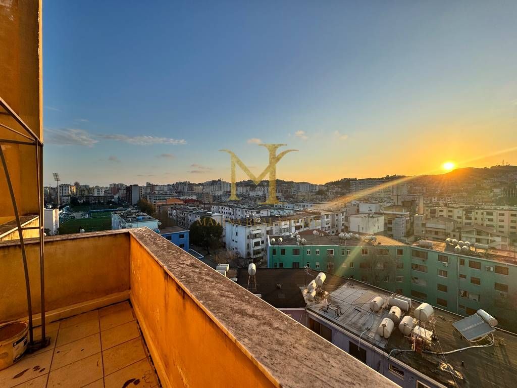 Shitet apartament 2+1+2 ne Durres, Stadiumi. 3 ballkon, 160m2 total