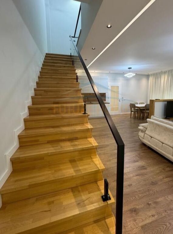 Qera, Vilë, Fresk, Tiranë