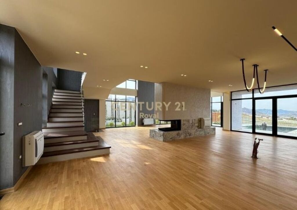 Villa moderna in vendita con giardino verde e piscina privata