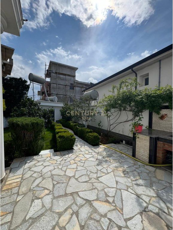 Shitet Vilë 2-Katëshe në Farkë, pranë Liqenit – Zonë Elitare