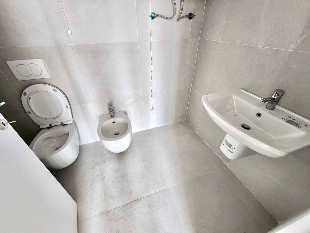 ☀️ Premium Office Space 📍 Lake View – Tirana Lake 135 m² | 3+1+2 WC &amp; 1 Parking Space + Huge Veranda With Stunning Views of Tirana Lake