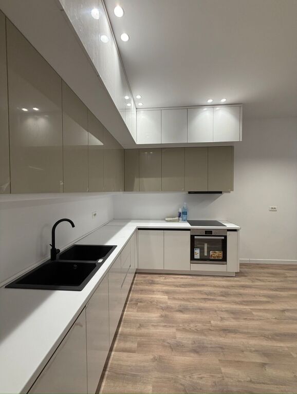 Jepet me qera apartament 1+1 tek Emerald Center