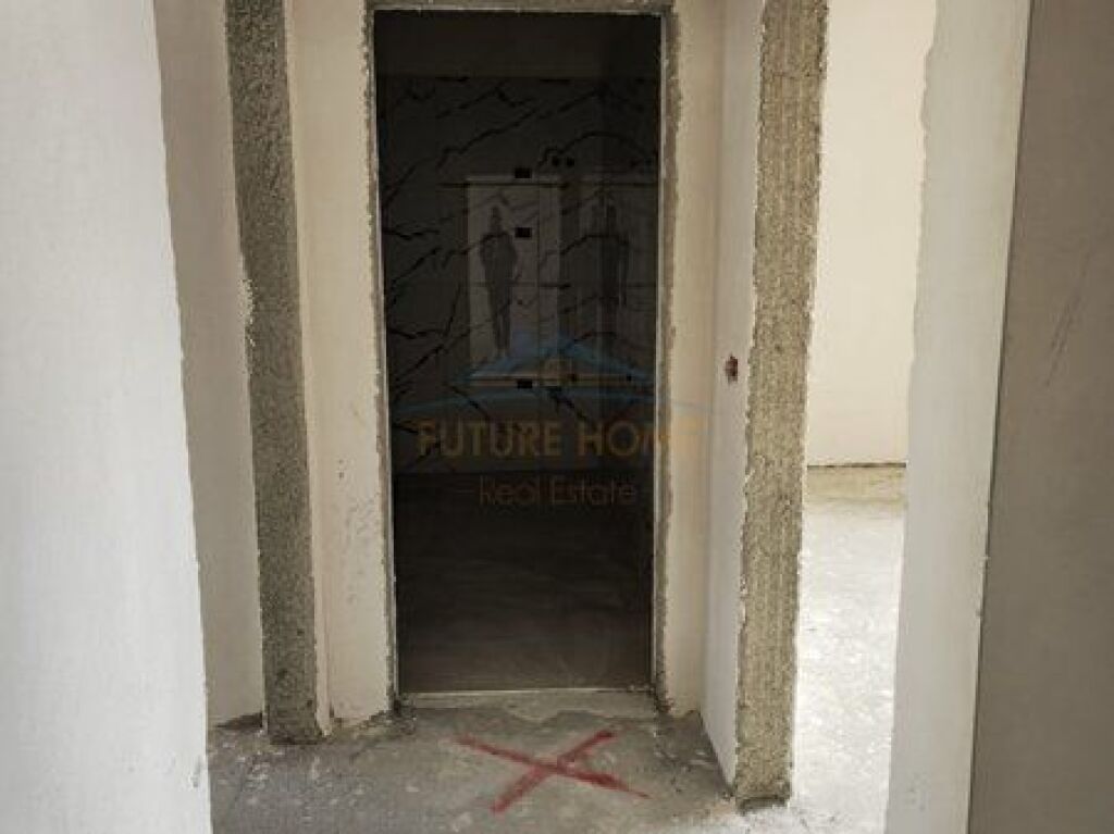 Shitet, Apartament 2+1+2, Laprake,Tiranë