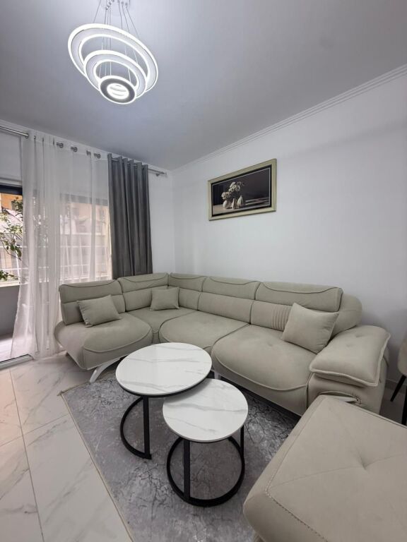 Jepet me qira apartament 2+1+2wc+2 ballkone ne Kamez