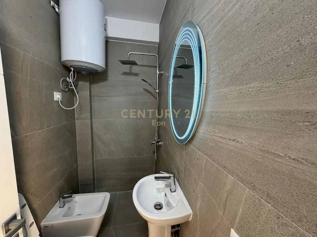 SHITET PAPAFINGO 3+1+2 ME VERANDE DHE ME PAMJE DETI TEK SHKEMBI KAVAJES!