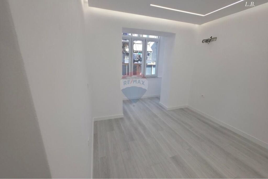 Office - For Rent - Barricades Street, Tirana