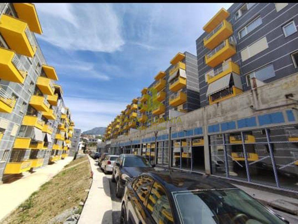 Shitet Apartament 1+1 me mundesi Konvertimi ne 2+1 prane Restorant Freskut