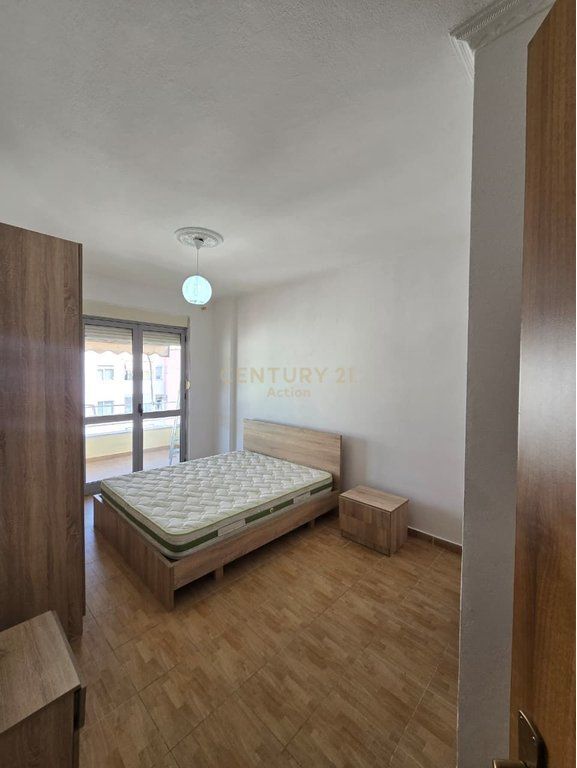 Jepet me qera Apartament 2+1 ne Kombinat