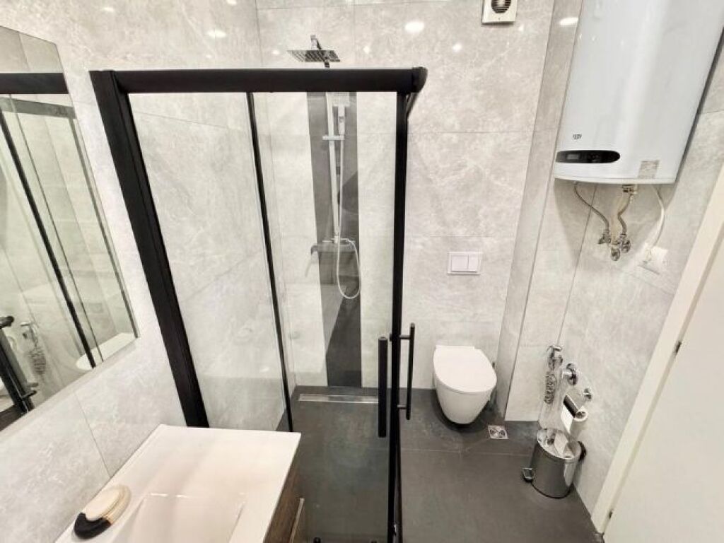 Jepet me qera apartament 1+1 – stil jetese urban dhe akses në çdo kënd të qytetit