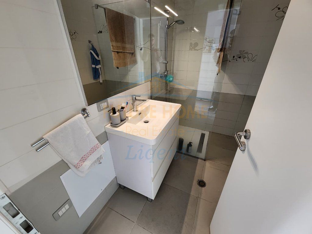 Shitet apartament 3+1+post parkimi , Liqeni i thate 138m2