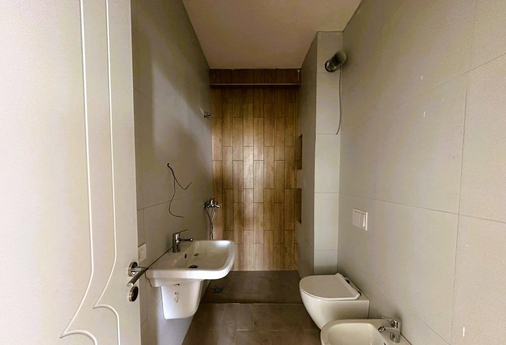 Ufficio In Affitto Al Golden Tower Al Mine Peza!