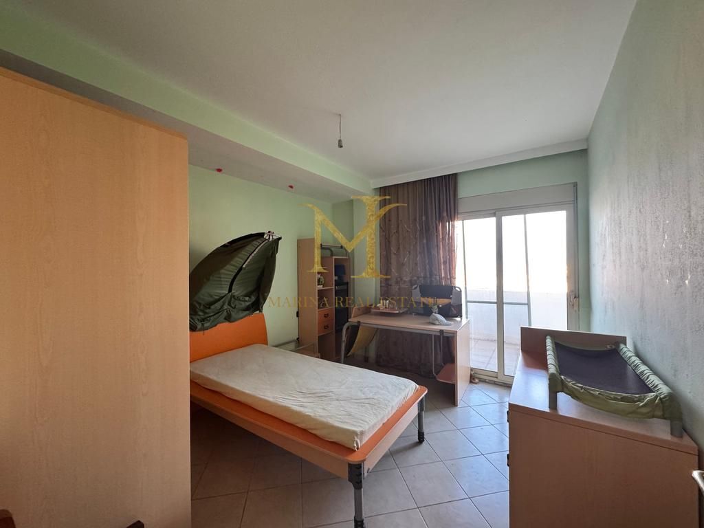 Shitet apartament 2+1+2 ne Durres, Stadiumi. 3 ballkon, 160m2 total