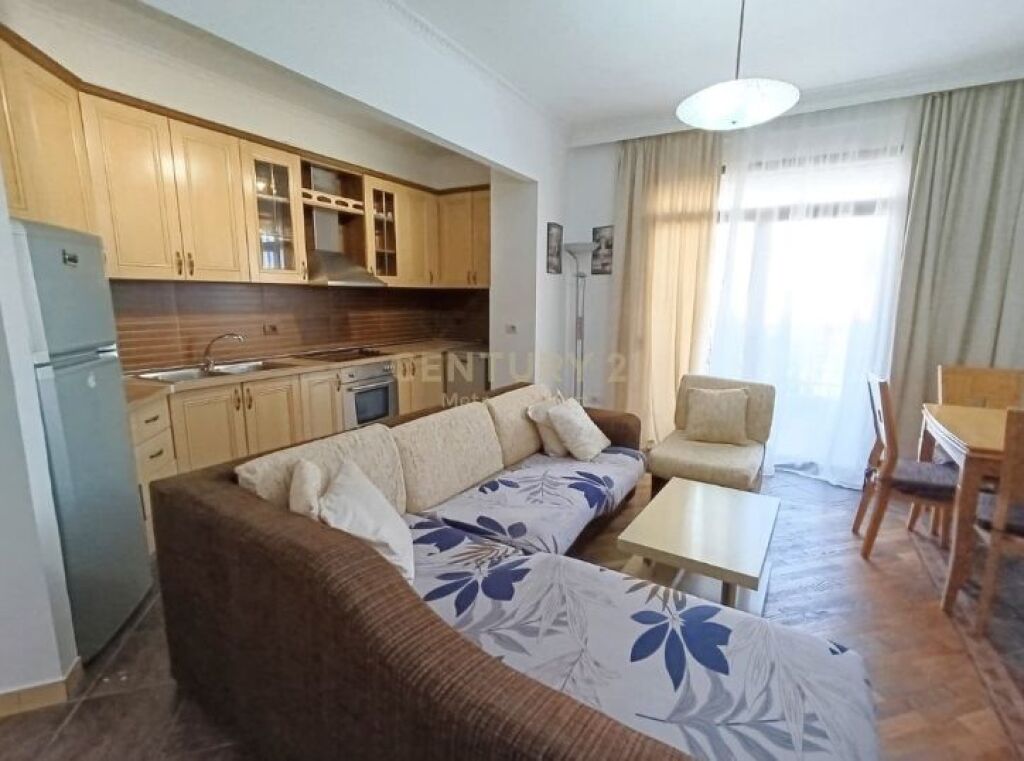 Apartament 2+1 me qera – hapësirë e ndriçuar dhe komode