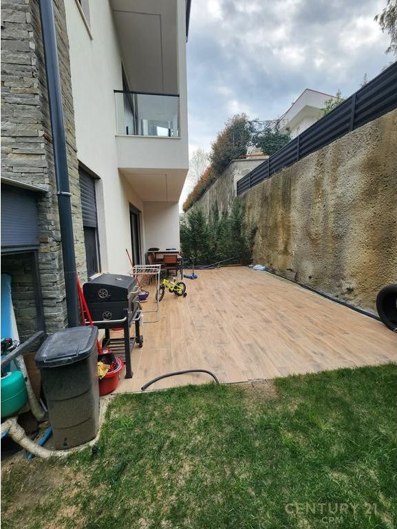 In vendita Triplex 3+2 4 bagni + 3 posti auto – Grey Stone 2 Residence, Lago Secco, Tirana