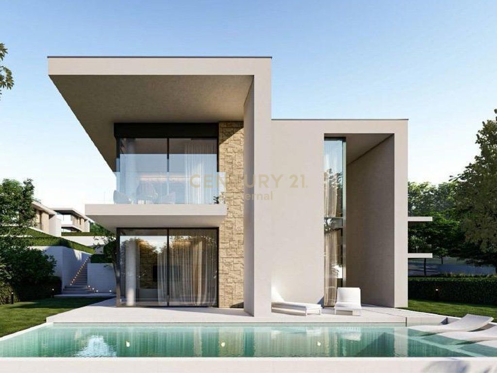 Vilë me Pishine Për Shitje në Farkë