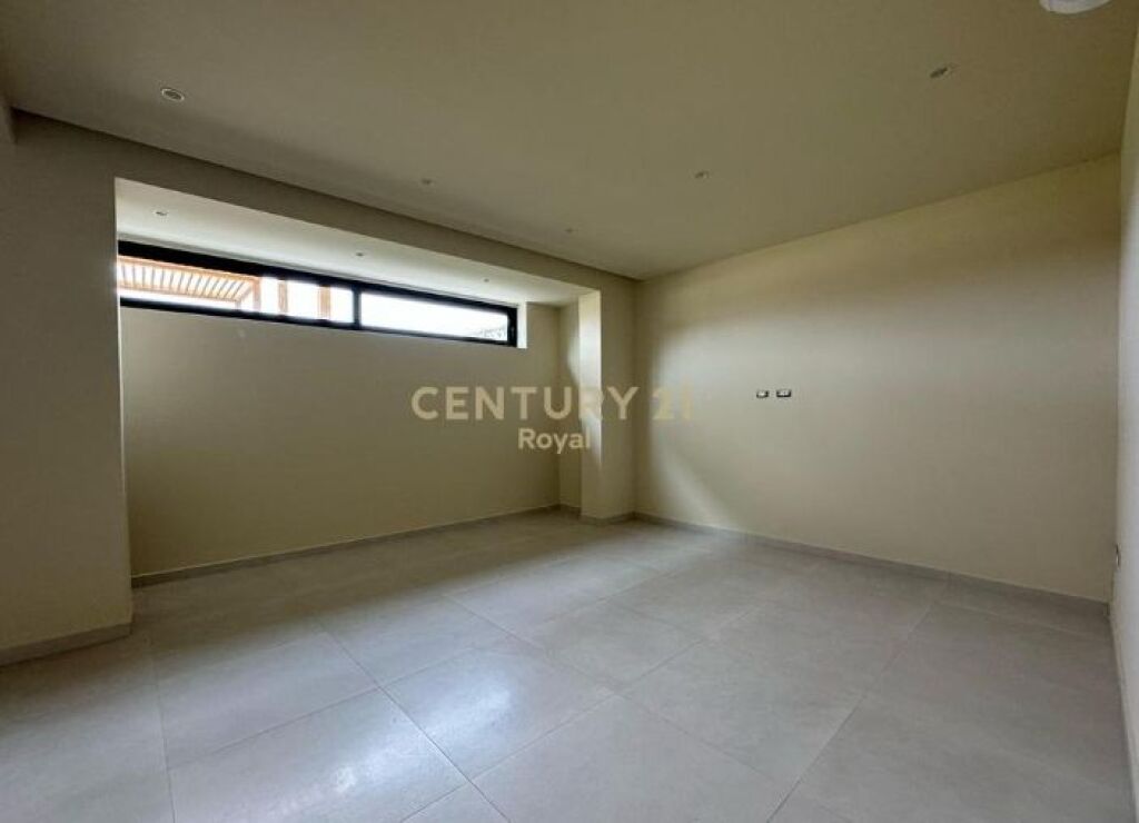 Villa moderna in vendita con giardino verde e piscina privata