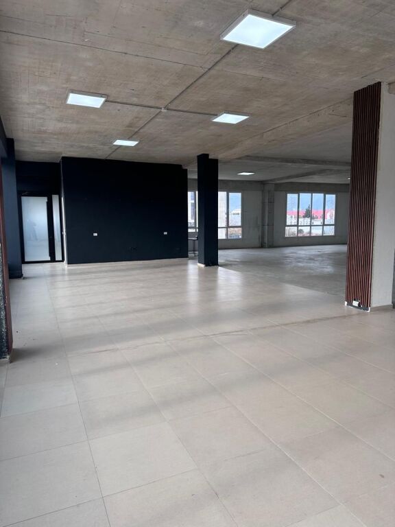 📦 LOCALE IN AFFITTO – VICINO A TOP CHANNEL, TIRANA