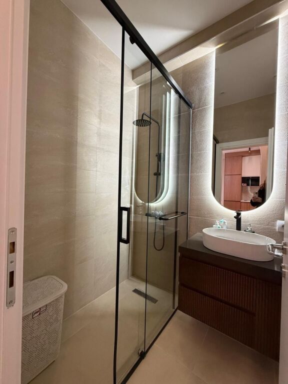 Rruga Kavajes sapo Kalon Pallatin me Shigjeta!  Shesim super apartament! 1+1