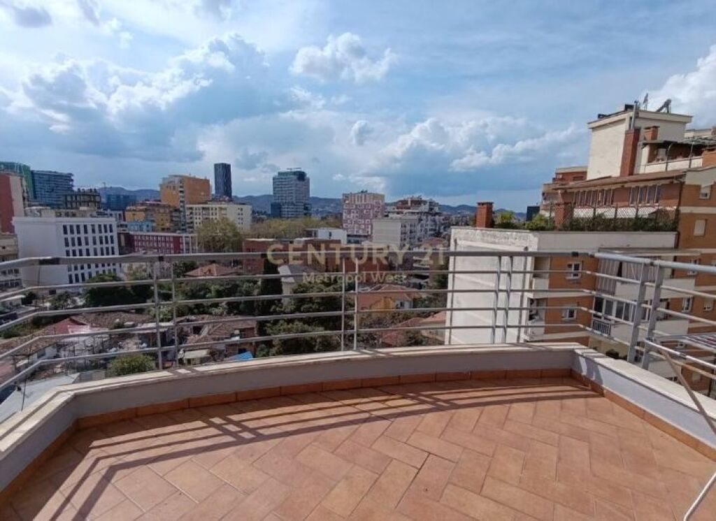 Apartament 2+1 me qera – hapësirë e ndriçuar dhe komode