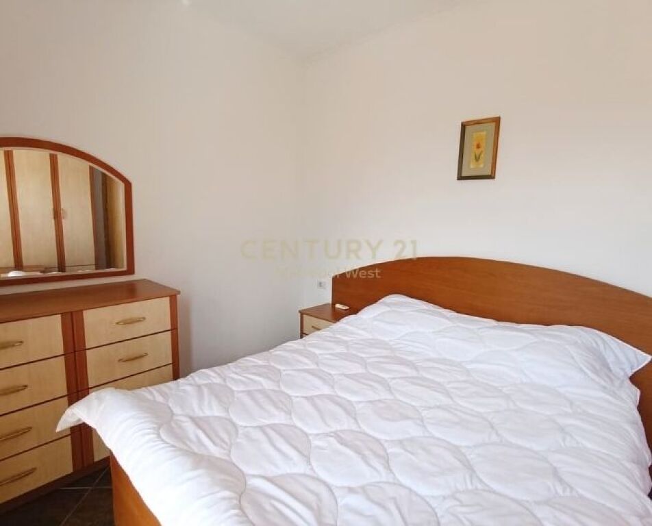 Apartament 2+1 me qera – hapësirë e ndriçuar dhe komode