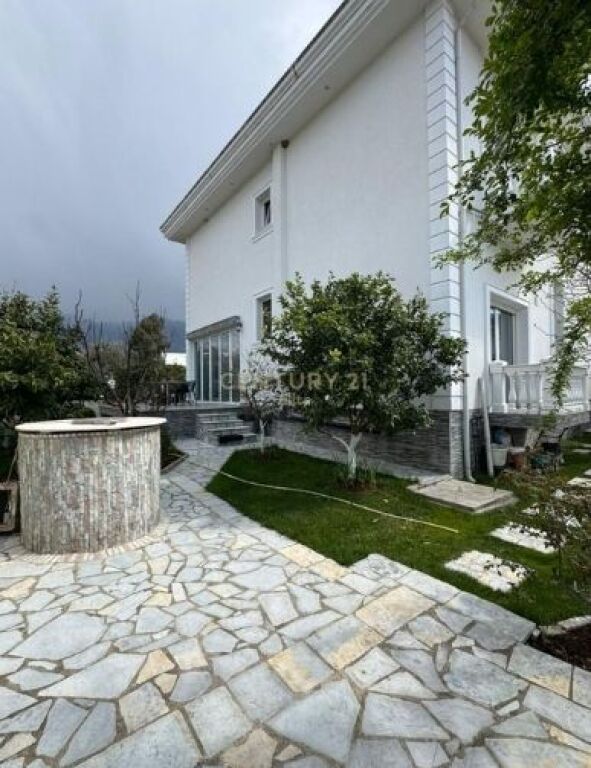 Villa su due piani in vendita – zona d'élite e sviluppo naturale