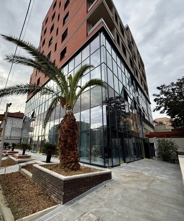 Njësi Shërbimi (Dyqane) për Qira / Shitje – Bulevardi Zhan D’Ark, (Materniteti i Ri Tiranë)