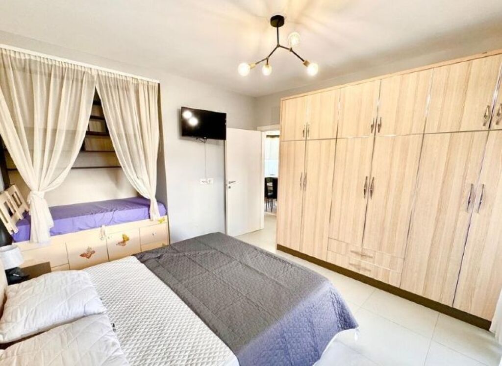 Jepet me qera apartament 1+1 – stil jetese urban dhe akses në çdo kënd të qytetit