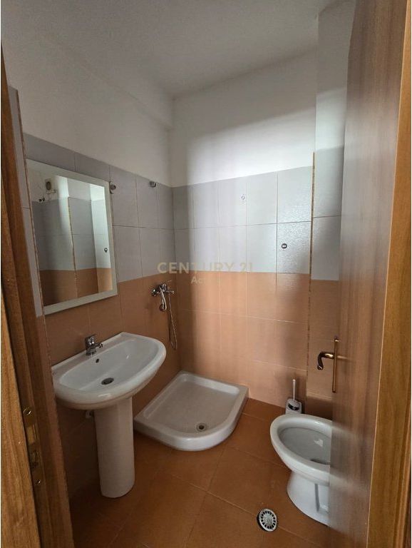 Jepet me qera Apartament 2+1 ne Kombinat