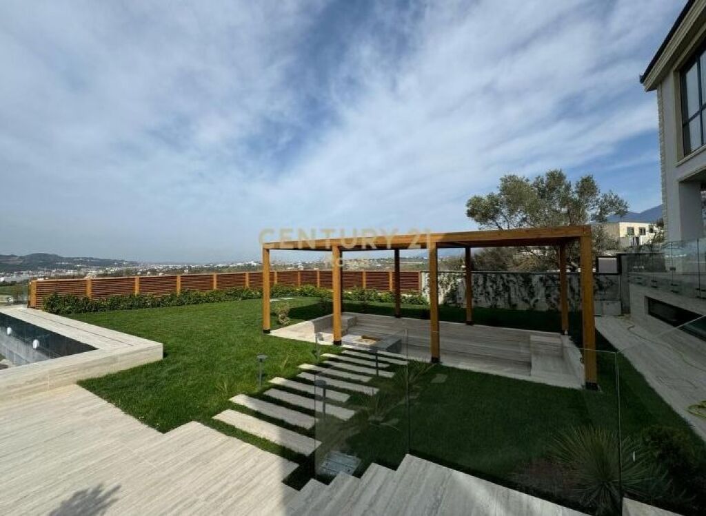 Villa moderna in vendita con giardino verde e piscina privata