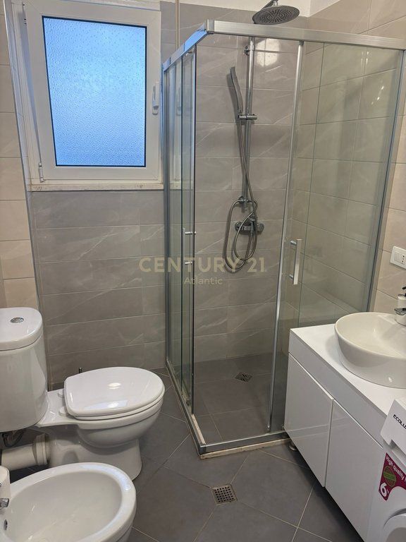 Apartament 1+1 në Plazh – Hekurudhë, Durrës Në katin e 2-të të një pallati me ashensor, shitet një apartament i investuar dhe i mobiluar me kujdes, gati për banim ose investim sezonal.  Detajet: • Zonë funksionale dhe e organizuar me stil • Dhomë ndenjeje e ndritshme me dalje në ballkon • Kuzhinë moderne e pajisur plotësisht me pajisje • Dhomë gjumi komode me mobilje të reja • Banjo moderne • Ndërtesë e mirëmbajtur me ashensor funksional  Vendndodhje fantastike, vetëm pak minuta larg detit dhe rrugës kryesore të Plazhit (Zona e Hekurudhës), ideale për pushime verore ose për t'u dhënë me qira.