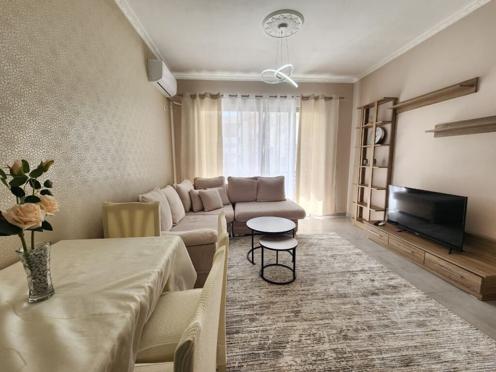 In affitto: Ultra 1+1 ( 📍Astir - Complesso Molla 🍏Vicino al Viale Migjeni) Con molta luce naturale, arredamento nuovo Prezzo 45.000 Lek/mese