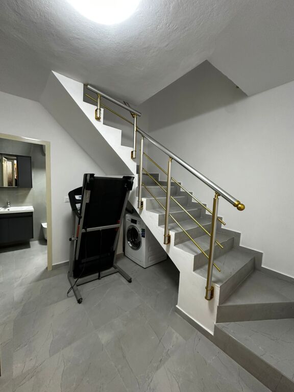 Jepet me qera dupleks 2+1 te ish-stacioni i Trenit.