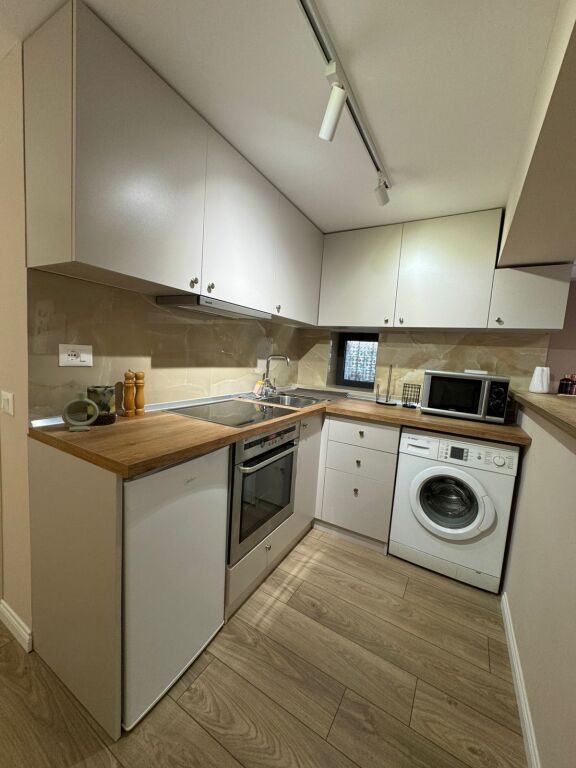 🏠Ish Tregu Elektrik,prane Grand Fitness jepet me qera kati i I-re i nje vile,2+1,i mobiluar.65,000 Leke