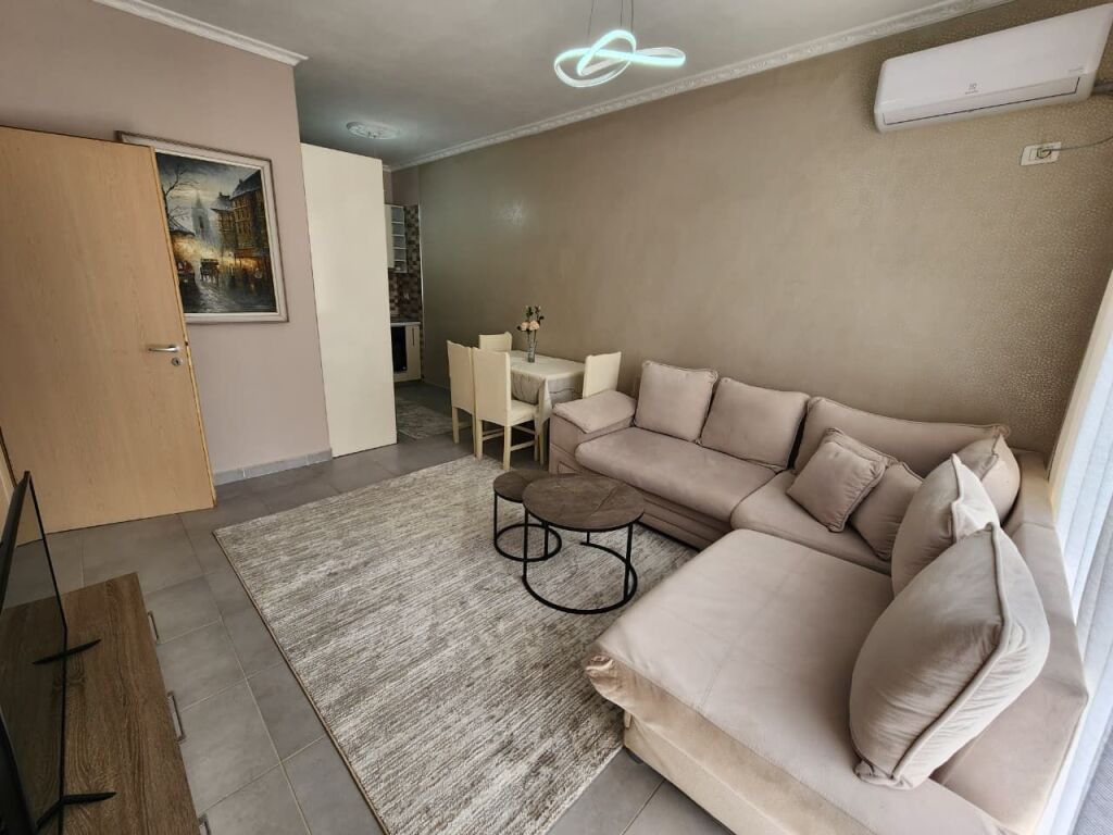 In affitto: Ultra 1+1 ( 📍Astir - Complesso Molla 🍏Vicino al Viale Migjeni) Con molta luce naturale, arredamento nuovo Prezzo 45.000 Lek/mese