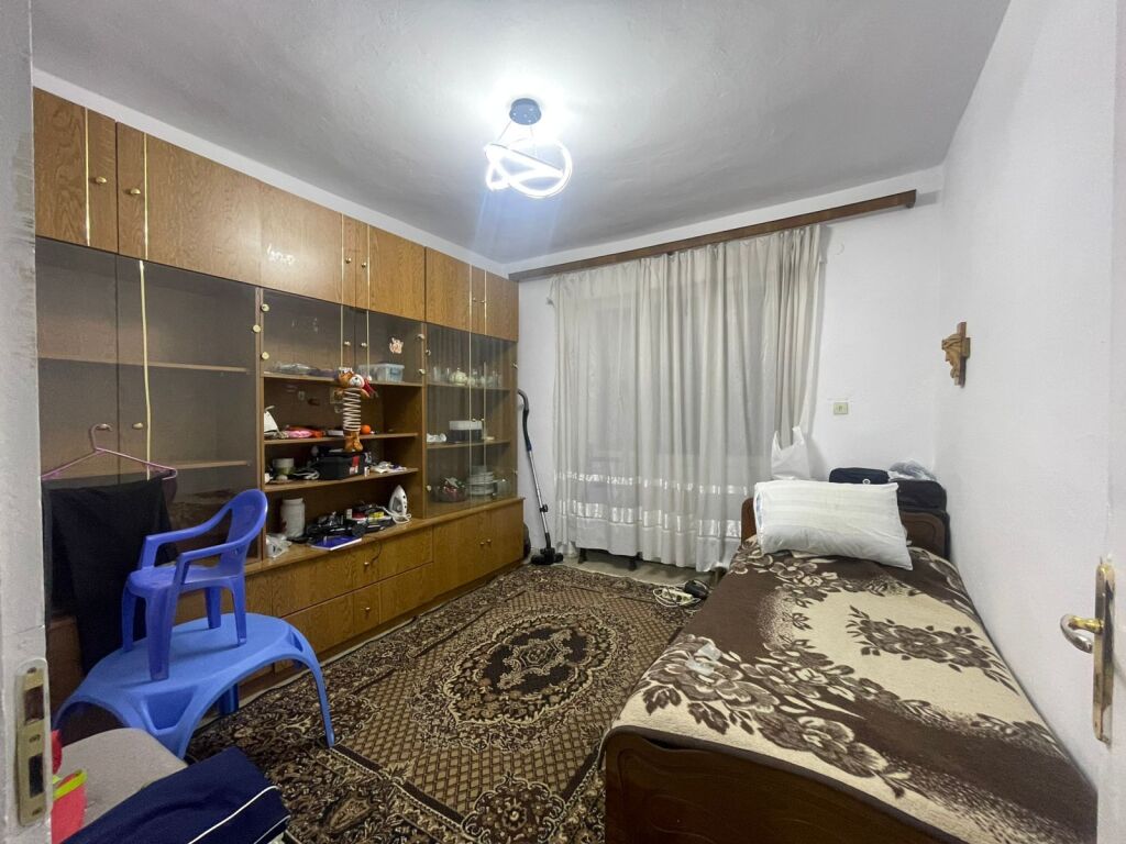 🏢Selvia,prane Bar Family  jepet me qera apartament 2+1,i mobiluar.50,000Leke