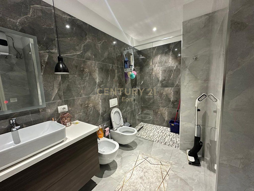 JAPIM ME QIRA APARTAMENT 2+1+2 NE QENDER TE DURRESIT PRANE PORTIT!