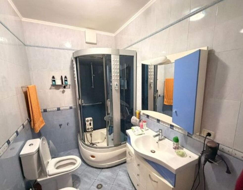 Shitet apartament 2+1+2 – planimetri funksionale