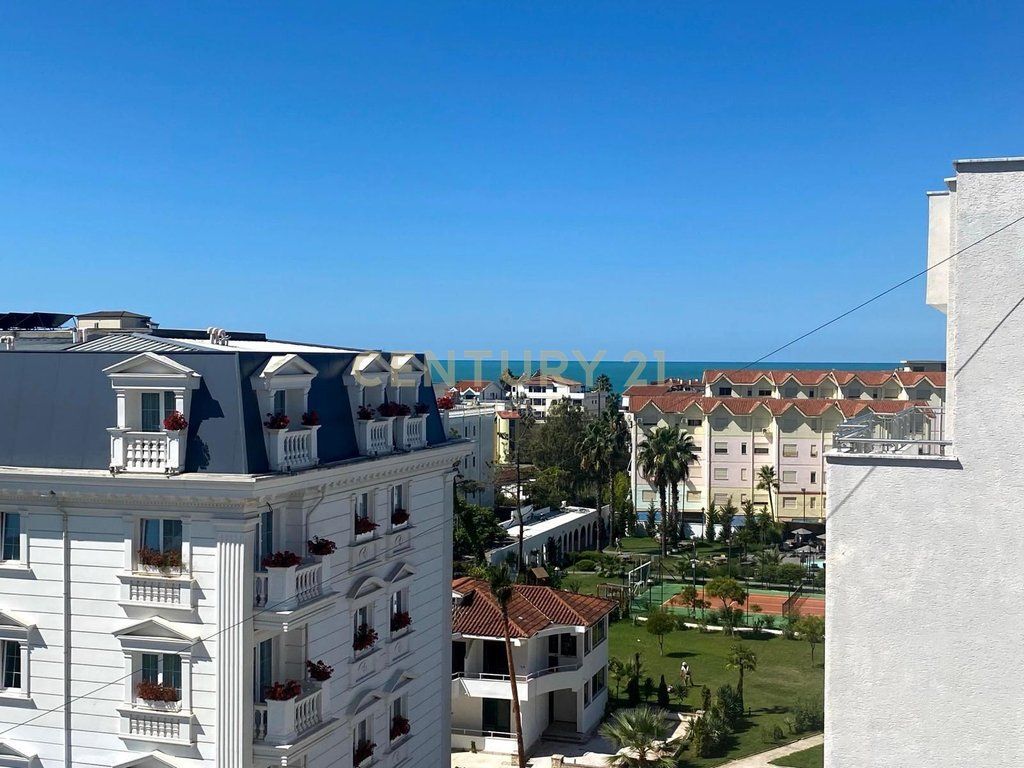 Apartament 1+1 në Plazh – Hekurudhë, Durrës Në katin e 2-të të një pallati me ashensor, shitet një apartament i investuar dhe i mobiluar me kujdes, gati për banim ose investim sezonal.  Detajet: • Zonë funksionale dhe e organizuar me stil • Dhomë ndenjeje e ndritshme me dalje në ballkon • Kuzhinë moderne e pajisur plotësisht me pajisje • Dhomë gjumi komode me mobilje të reja • Banjo moderne • Ndërtesë e mirëmbajtur me ashensor funksional  Vendndodhje fantastike, vetëm pak minuta larg detit dhe rrugës kryesore të Plazhit (Zona e Hekurudhës), ideale për pushime verore ose për t'u dhënë me qira.