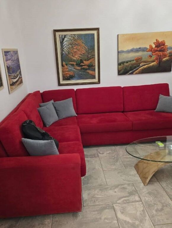 Jepet me Qira Apartament 2+1 – Përballë Medresesë !