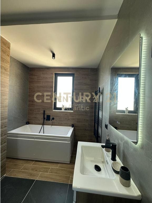 Apartament 2+1+2 për Shitje në Plazh, Durres ME PAMJE NGA DETI