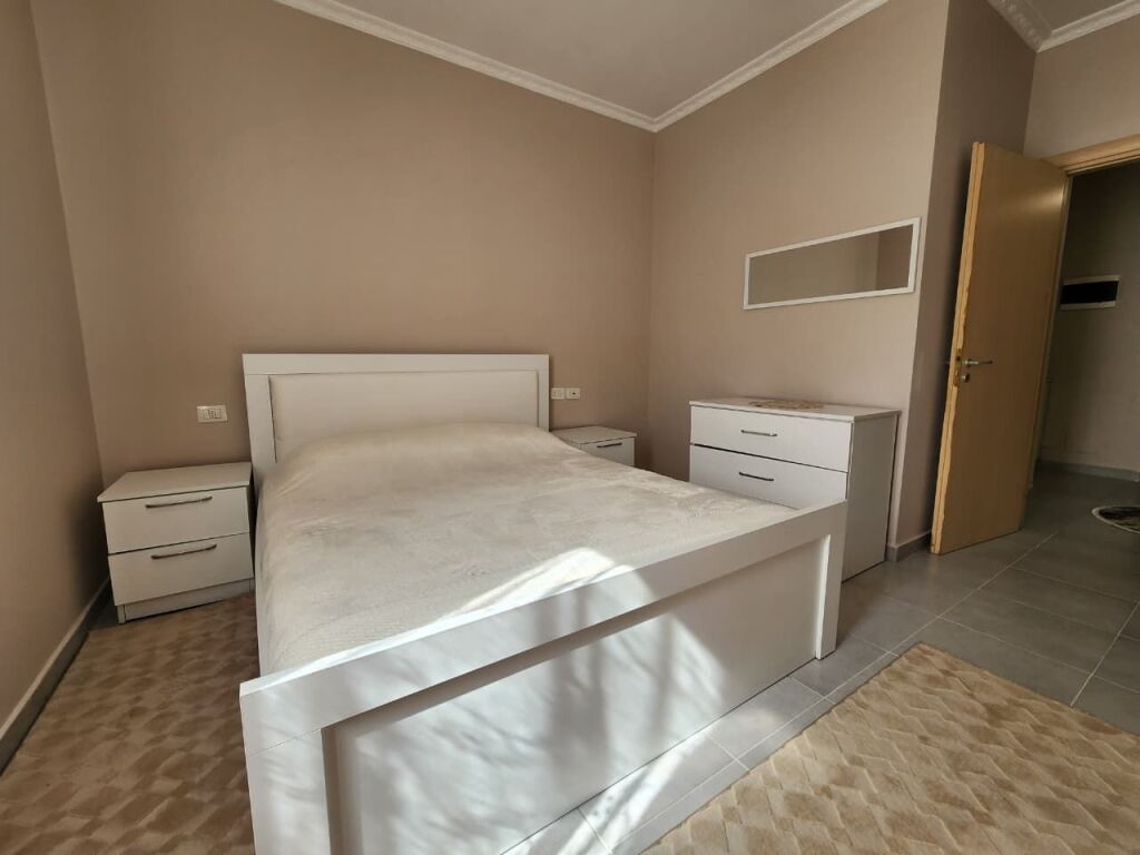 In affitto: Ultra 1+1 ( 📍Astir - Complesso Molla 🍏Vicino al Viale Migjeni) Con molta luce naturale, arredamento nuovo Prezzo 45.000 Lek/mese