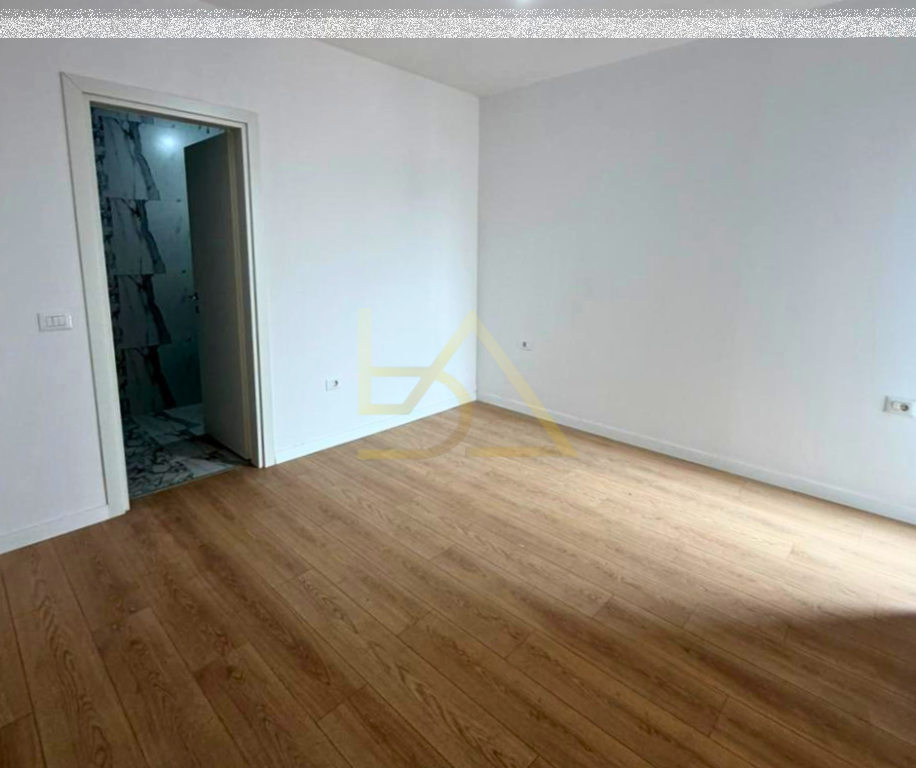 Shitet Apartament– Komuna e Parisit, Tiranë