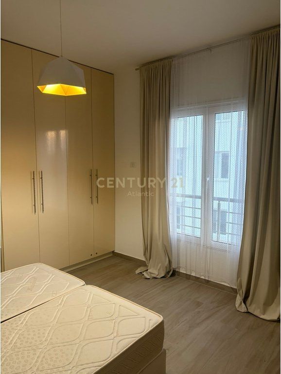 Apartament 1+1 në Plazh – Hekurudhë, Durrës Në katin e 2-të të një pallati me ashensor, shitet një apartament i investuar dhe i mobiluar me kujdes, gati për banim ose investim sezonal.  Detajet: • Zonë funksionale dhe e organizuar me stil • Dhomë ndenjeje e ndritshme me dalje në ballkon • Kuzhinë moderne e pajisur plotësisht me pajisje • Dhomë gjumi komode me mobilje të reja • Banjo moderne • Ndërtesë e mirëmbajtur me ashensor funksional  Vendndodhje fantastike, vetëm pak minuta larg detit dhe rrugës kryesore të Plazhit (Zona e Hekurudhës), ideale për pushime verore ose për t'u dhënë me qira.