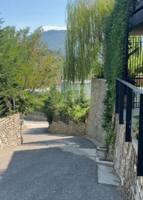 Shitet vilë – rezidencë e qetë dhe e sigurtë