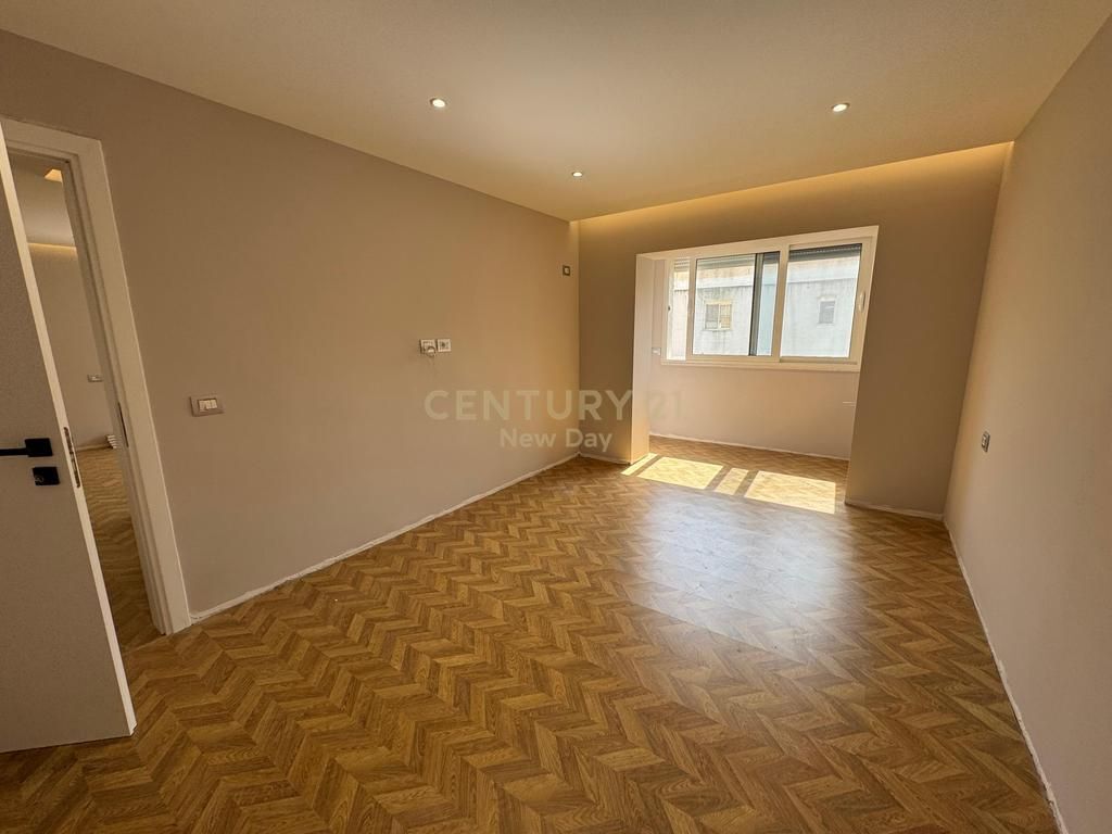 Shitet Apartament 2+1 prane Ish Urt Durres.