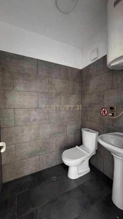 Jepet ambient komercial buze rruge prane 21 Dhjetorit! 1,050 € /Muaj Sip. Totale  72m2
