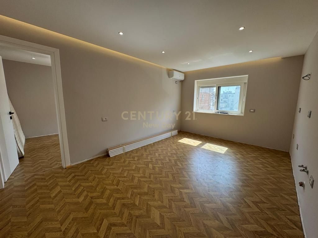 Shitet Apartament 2+1 prane Ish Urt Durres.