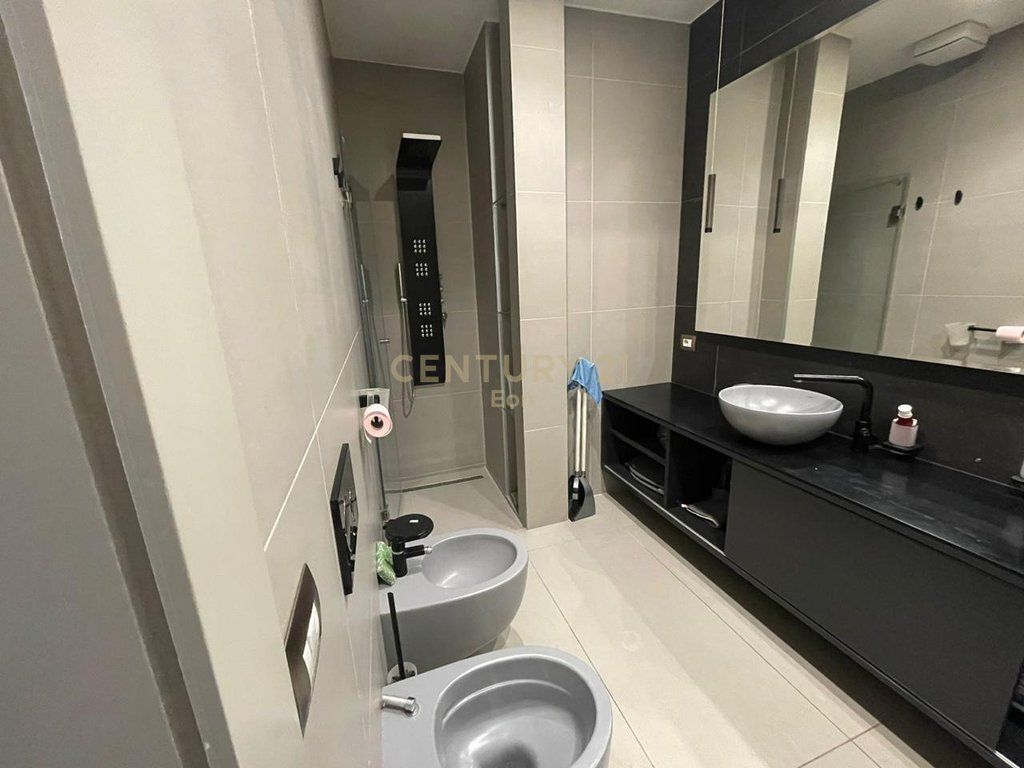 Apartament 2+1 Me Qira me Pamje Deti, Rruga e re e Portit, Durrës !