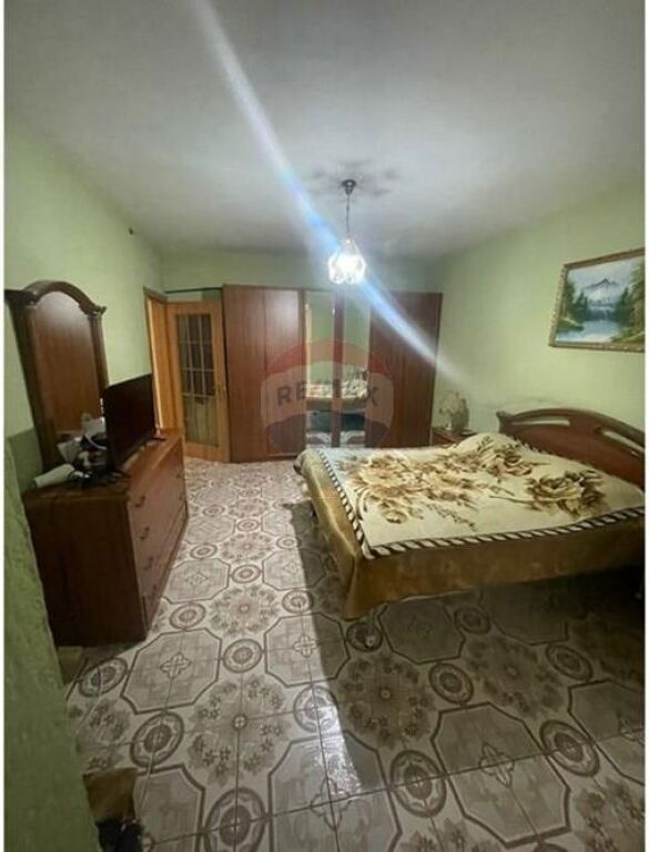 Shitet apartament 4+1 tek Irfan Tomini