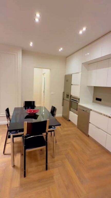 🏡 Apartament 2+1+2 + garazh me qira – Rruga Hoxha Tahsim (pranë Pazari i Ri)